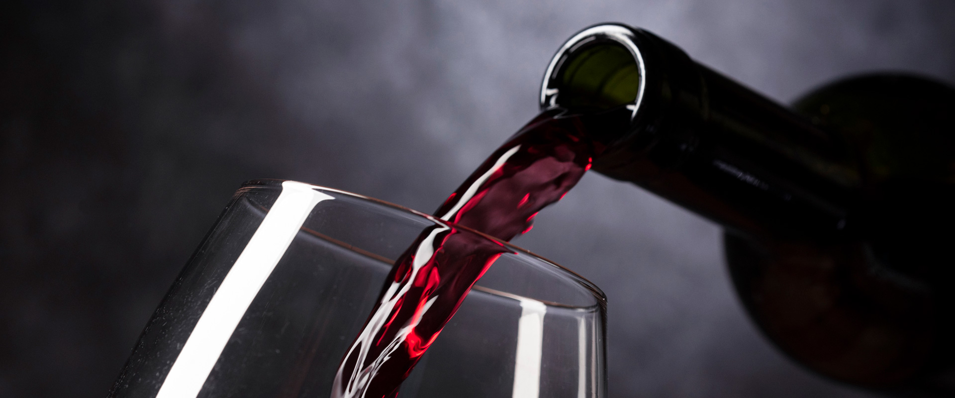 Le vin rouge est versé dans un verre