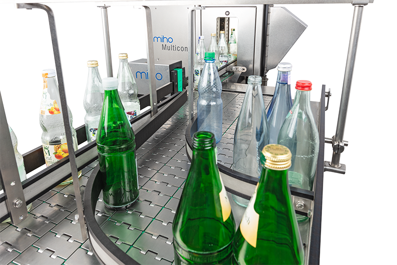Glasflaschen mit Etikett im Auslauf der miho Multicon 4